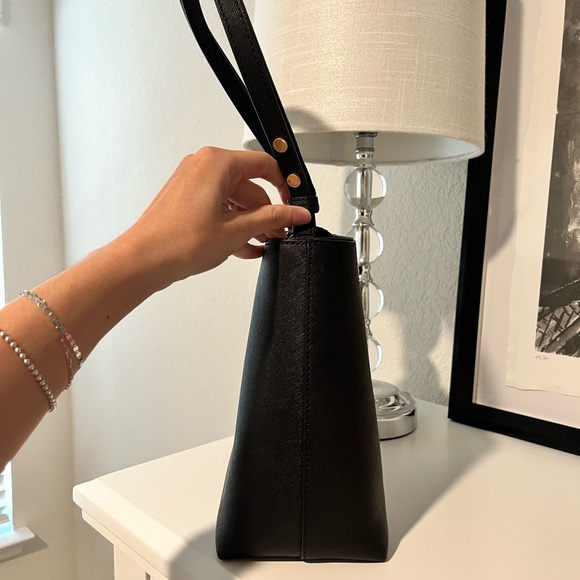 Tory Burch Black Leather Shoulder Bag with Gold Logo - Picture 3 of 8